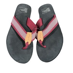 Carhartt Size 9 Maroon Striped Marquette Flip Flop Sandals NWT attached